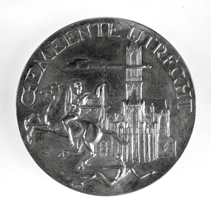 818859 Afbeelding van de door J.C. Hekman ontworpen stadsmedaille van de gemeente Utrecht.N.B. De medaille die vanaf ...